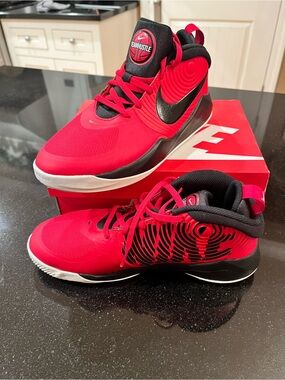Nike Jordan red black Team Hustle Size US 6.5Y